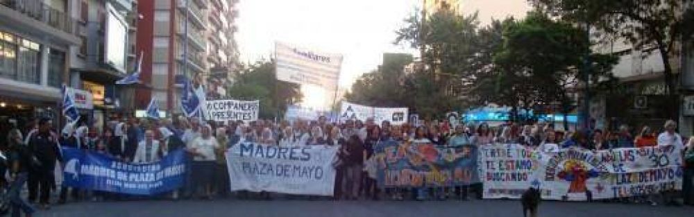 Multitudinario acto en Mar del Plata en repudio al golpe c�vico-militar del 24 de marzo de 1976 