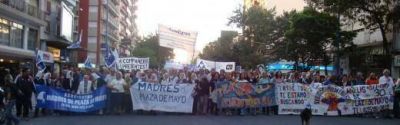 Multitudinario acto en Mar del Plata en repudio al golpe c�vico-militar del 24 de marzo de 1976 