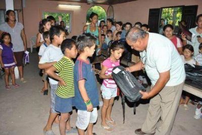 Entregaron �tiles a ni�os del Laguna Brava
