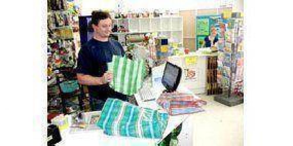 Comerciantes ofrecen las bolsas de tela y yute