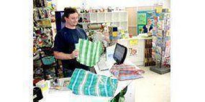 Comerciantes ofrecen las bolsas de tela y yute
