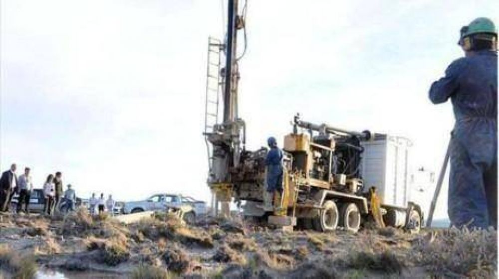 Una perforaci�n logr� extraer agua en la zona de la meseta