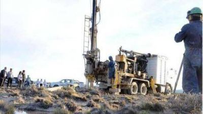 Una perforaci�n logr� extraer agua en la zona de la meseta