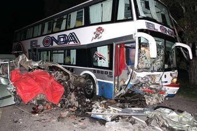 Dos muertos por un terrible choque en la ruta 51 entre un micro y un auto
