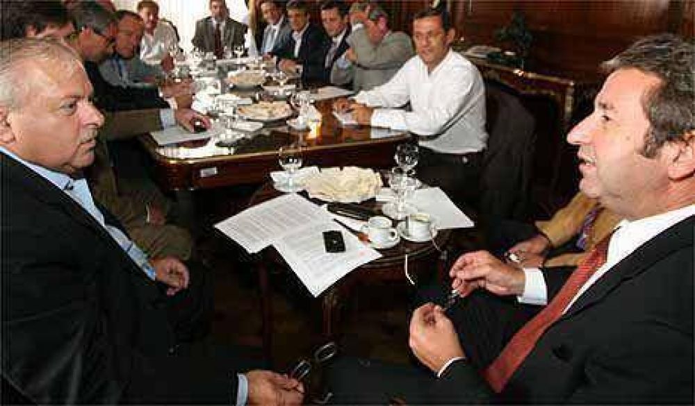 Colombi le presta el avi�n y Cleto Cobos, su apoyo para la reelecci�n