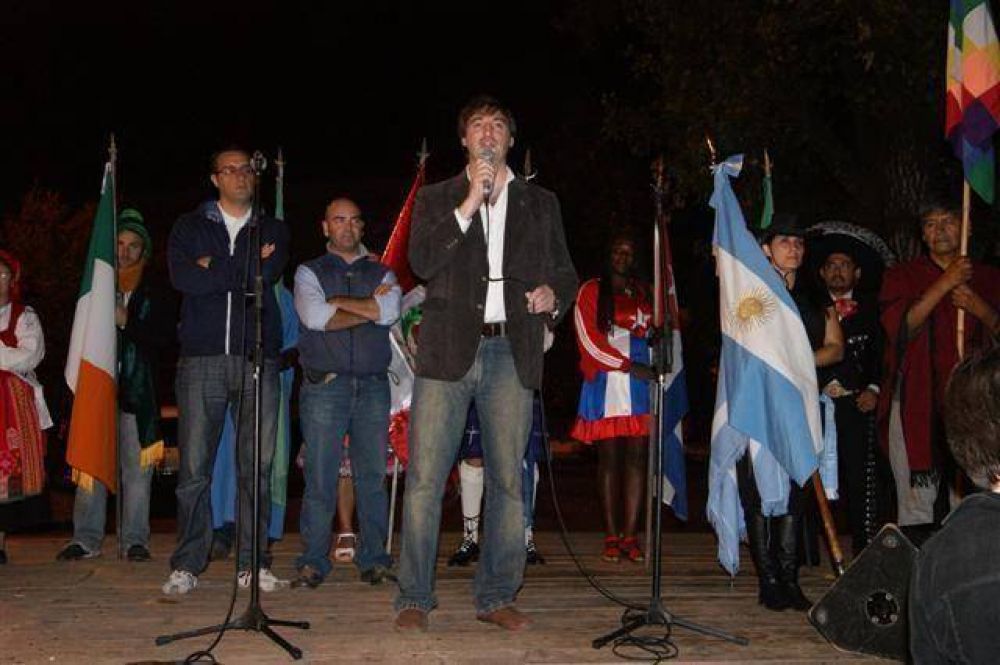 LUJ�N - EL JEFE COMUNAL CERRO LA FERIA DE LAS COLECTIVIDADES QUE CONVOCO A MILES DE LUJANENSES
