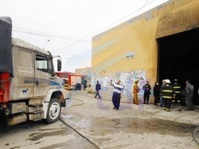 Alarma por incendio en el dep�sito de una forrajera en el barrio Per�n