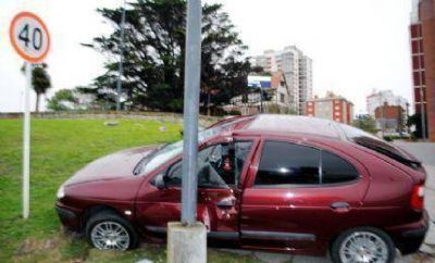 Marino se estrell� contra un pared�n en la bajada a la Base Naval