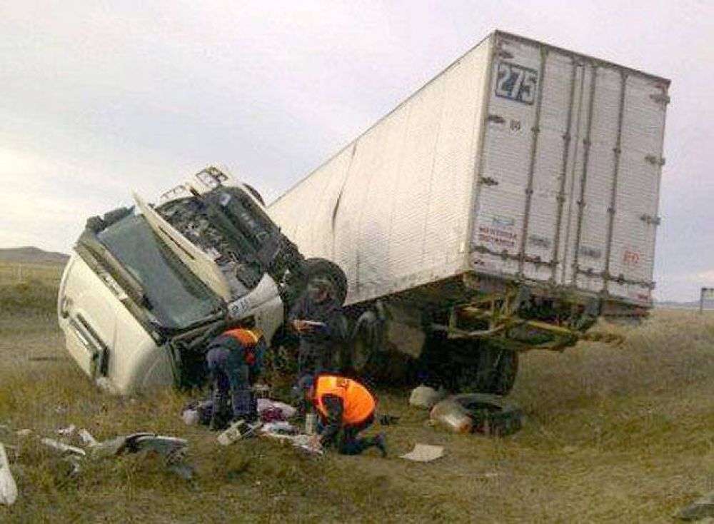 Muere un camionero al chocar con un auto y volcar
