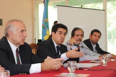Passaglia y Arl�a firmaron convenio por cloacas en barrios de la zona norte. Tambi�n afirmaron que a mediados de abril se inician las conexiones de gas