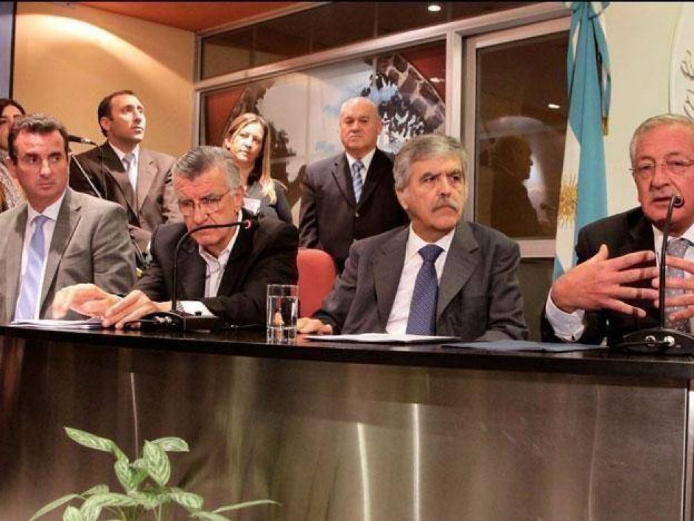 P�rez firm� el acuerdo de alineaci�n a la pol�tica minera de la Naci�n