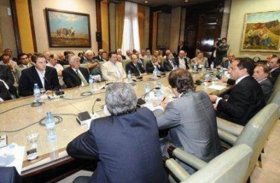 Gol�a junto a 40 Intendentes pidieron m�s presencia de Scioli en la Provincia.