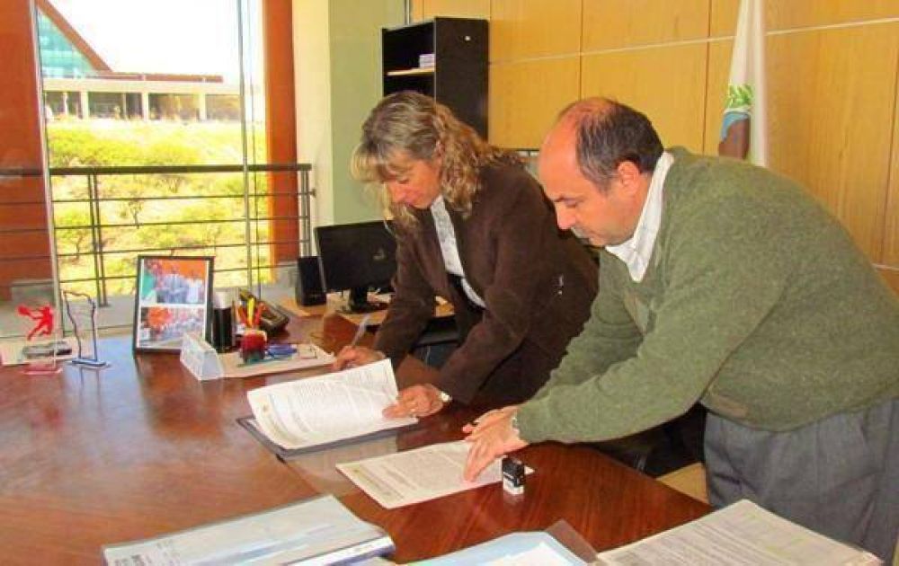Se llev� a cabo la firma de un convenio para la puesta en marcha de los Juegos Intercolegiales 2012