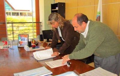 Se llev� a cabo la firma de un convenio para la puesta en marcha de los Juegos Intercolegiales 2012