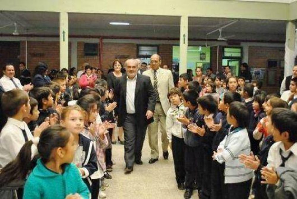 Ricardo inaugur� nuevas carreras en su recorrida por la provincia