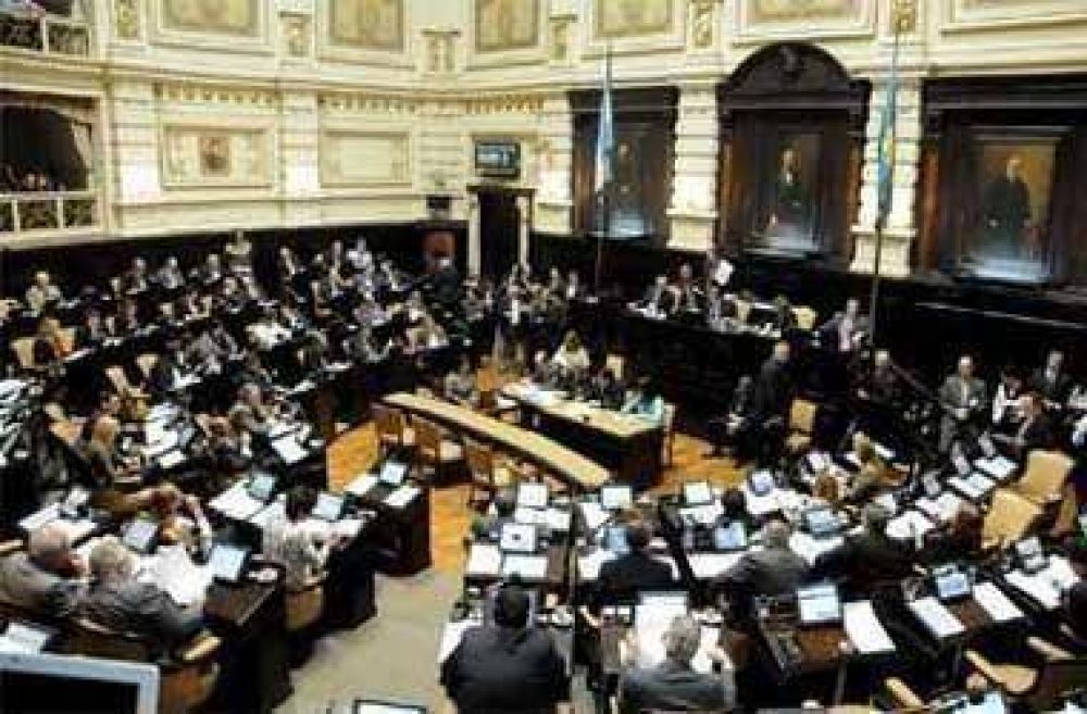 Env�an a Legislatura proyecto de ley para ascensos y aumento de salarios para 12 mil polic�as