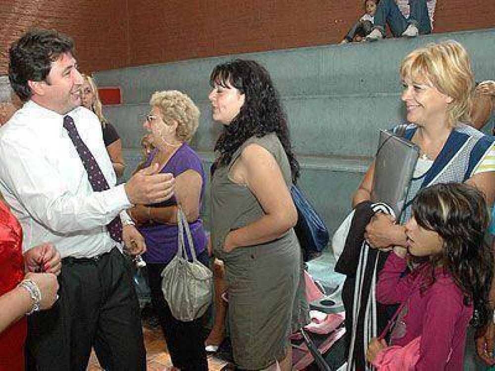 Arroyo entreg� tarjetas del plan M�s Vida.