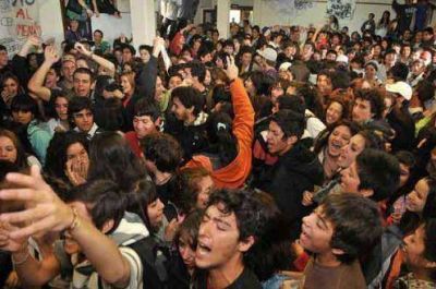 Estudiantes pasaron la noche en la sala de prensa esperando al intendente