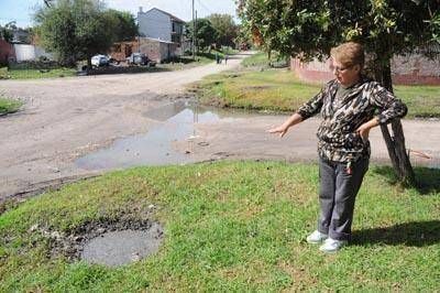 Cloacas desbordadas causan malestar en el barrio Juramento