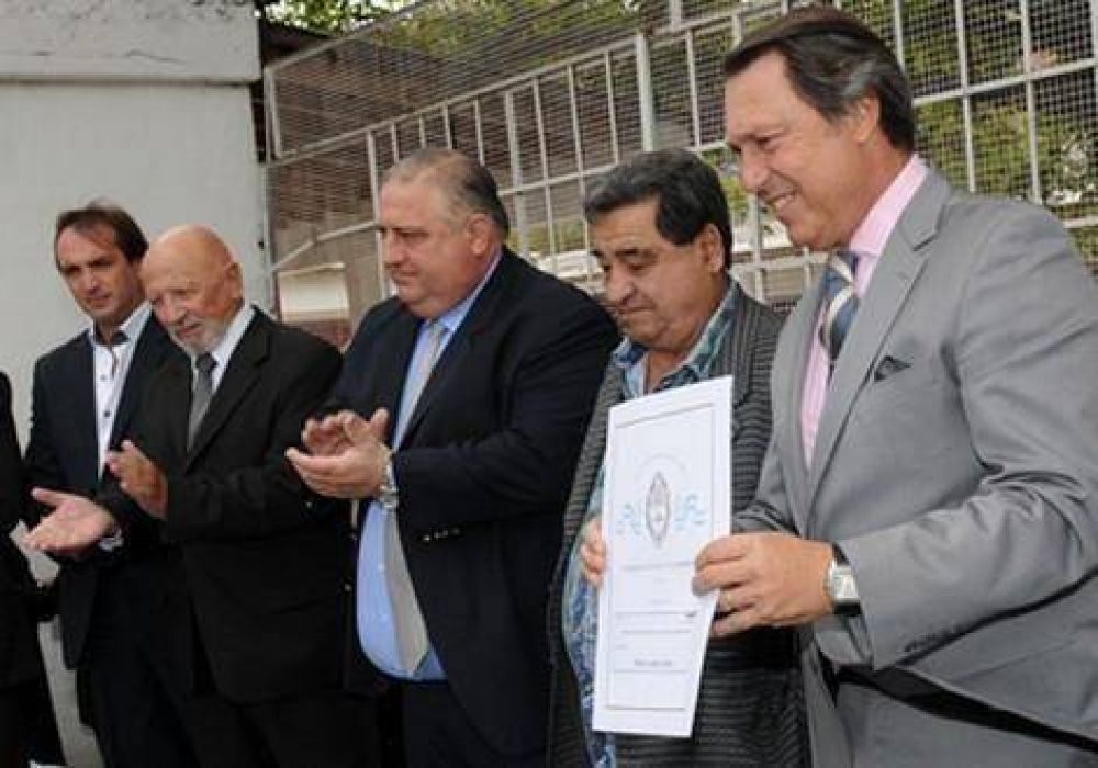 Casal y Curto entregaron patrulleros y escrituras