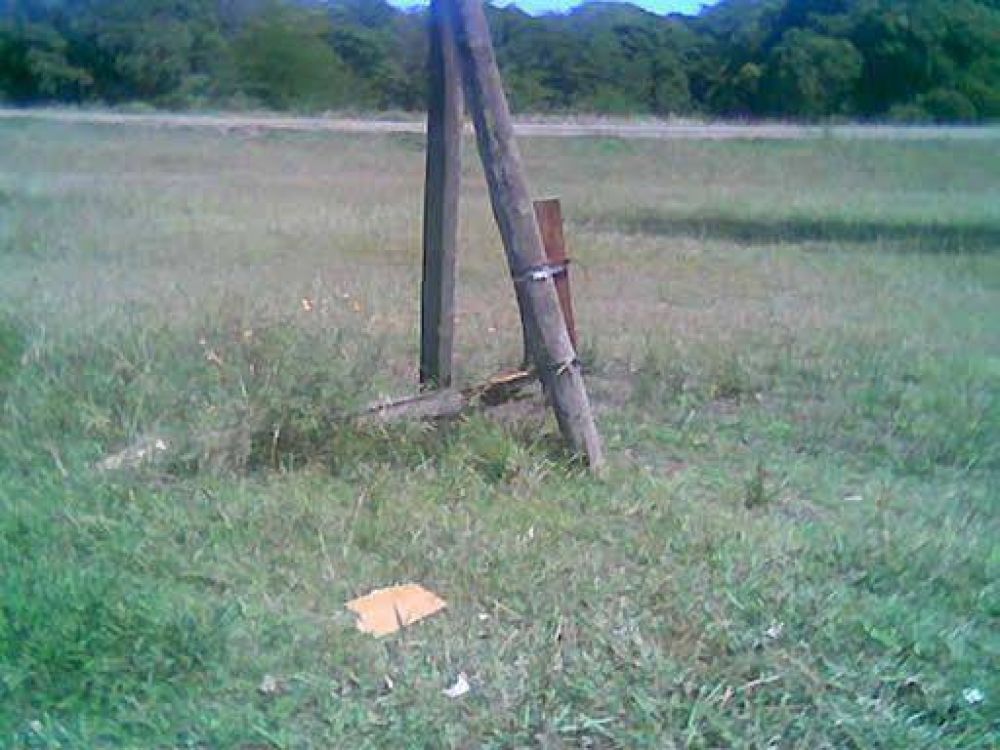 Reclaman urgente reemplazo de un poste de luz.