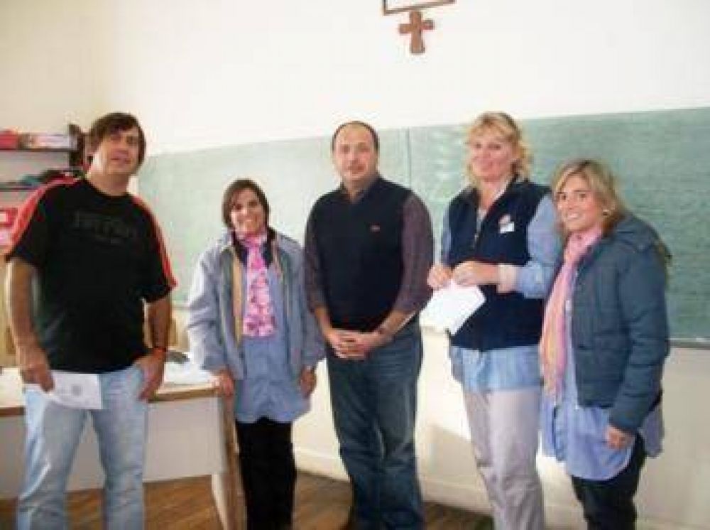 Encuentro Peronista entreg� guardapolvos en Orense