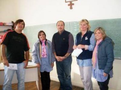 Encuentro Peronista entreg� guardapolvos en Orense