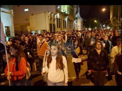 Estudiantes de Uader marcharon con antorchas hacia Casa de Gobierno