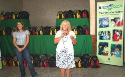 El municipio comenz� con la entrega de 1500 mochilas para los chicos de todos los barrios de Campana