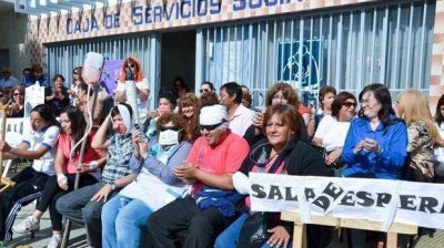 Estatales de Caleta recrean una sala de espera de obra social