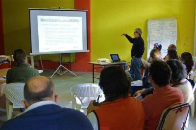 LUJ�N - ESPECIALISTAS DISERTARON PARA FUNCIONARIOS MUNICIPALES SOBRE GESTION INTEGRAL DE RESIDUOS Y SU IMPACTO