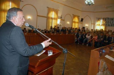 Con la �crisis econ�mica� y la promesa de di�logo, Z�ccaro le habl� a los concejales