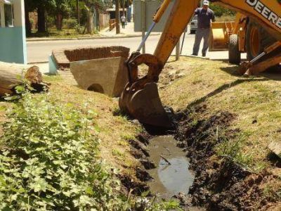 Trabajos de limpieza integral y zanjeo en el distrito