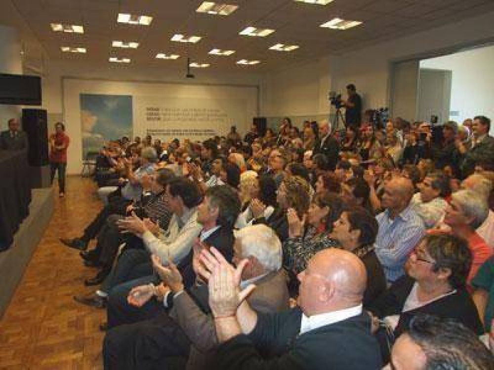 LOMAS: Insaurralde anunci� un aumento a los municipales del 25%