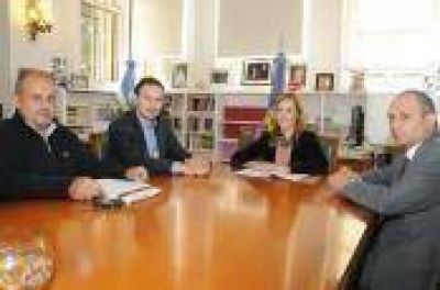 La Plata: Intendente Bruera gestiona la creaci�n de escuelas para el distrito