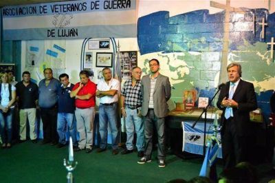 LUJ�N - LOS SECRETARIOS DE SALUD Y DE PRODUCCION EN LA INAUGURACION DE LA MUESTRA SOBRE MALVINAS DE LA ASOCIACION DE VETERANOS DE GUERRA