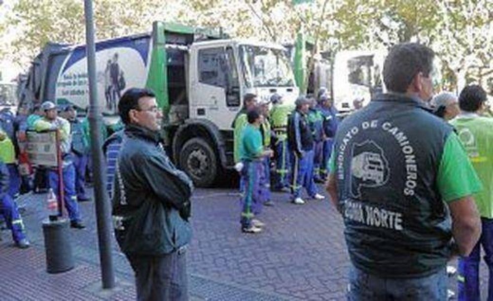 Camioneros movilizados frente a la Municipalidad de San Fernando