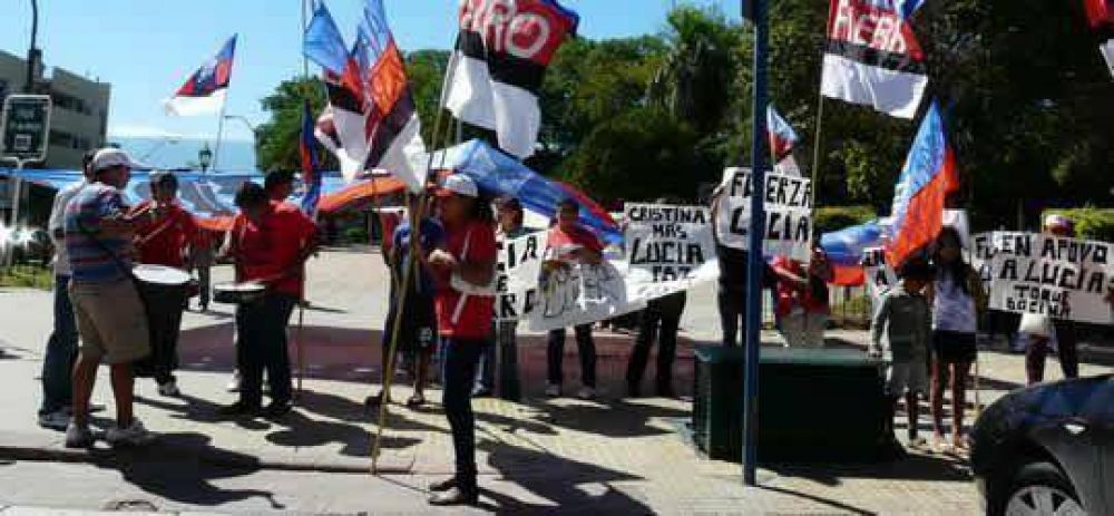 H�brida movilizaci�n en favor de la Gobernadora