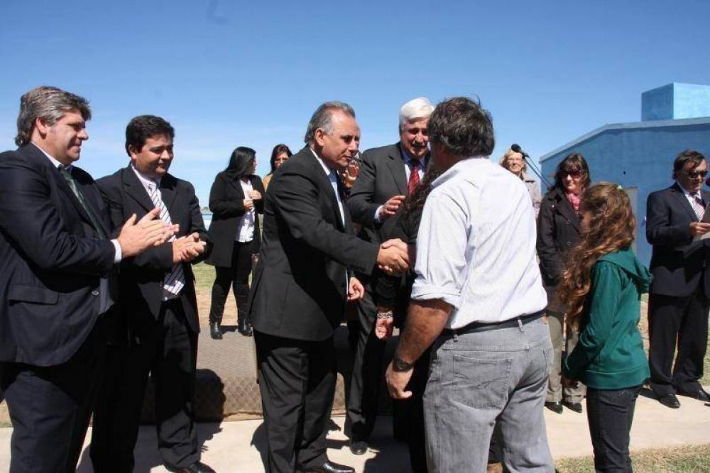 Entregan viviendas y firman el inicio de las cloacas para General Guido.