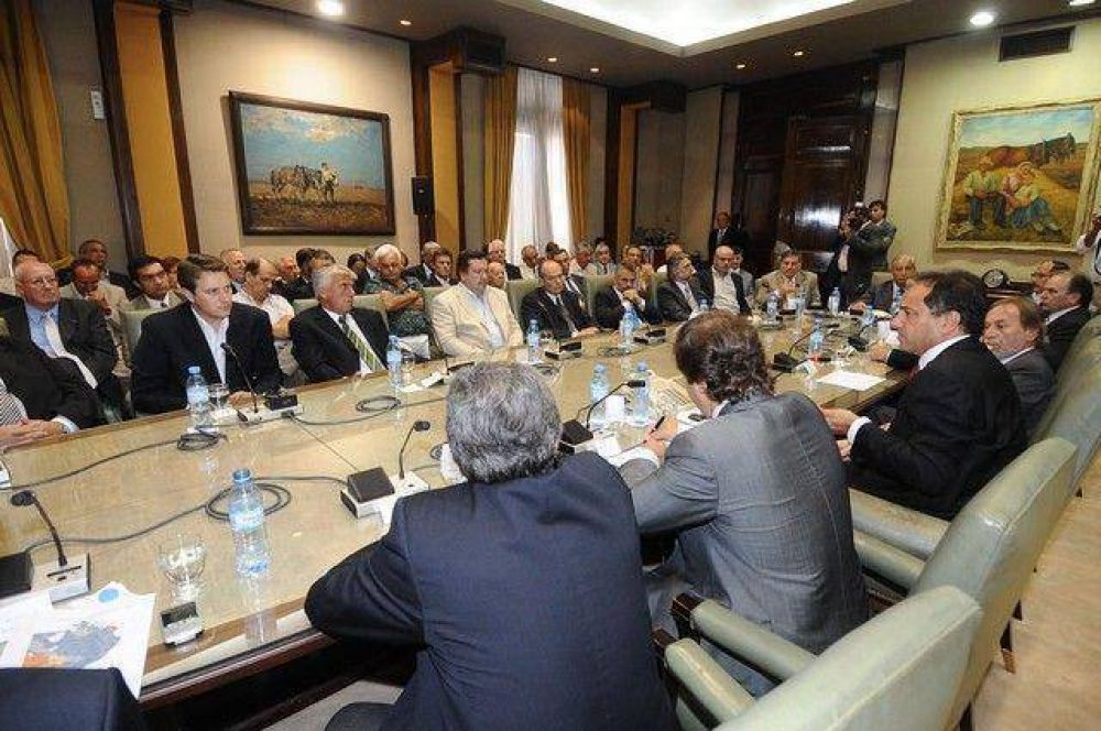 Franetovich asisti� a una reuni�n de trabajo de Scioli con 41 intendentes del interior provincial.