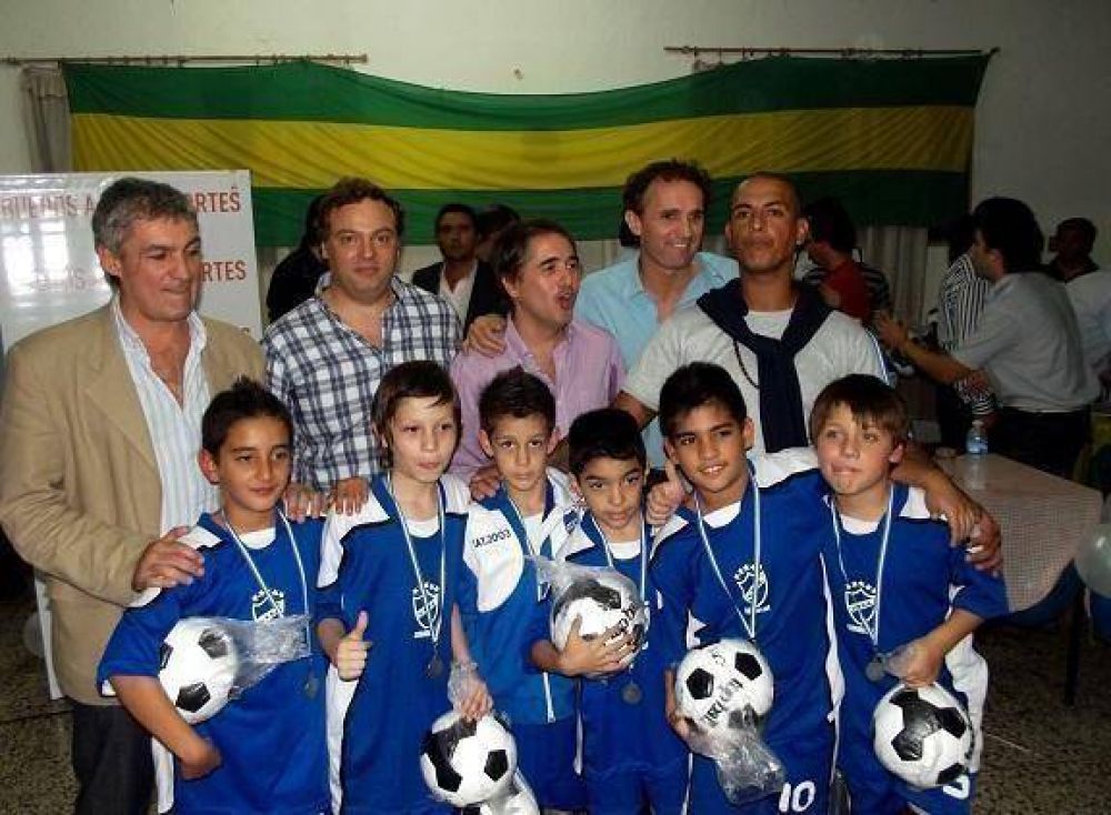 Lorenzino, Katopodis y Rodr�guez entregaron material deportivo