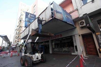 Retiraron la primera marquesina fuera de norma en la Peatonal