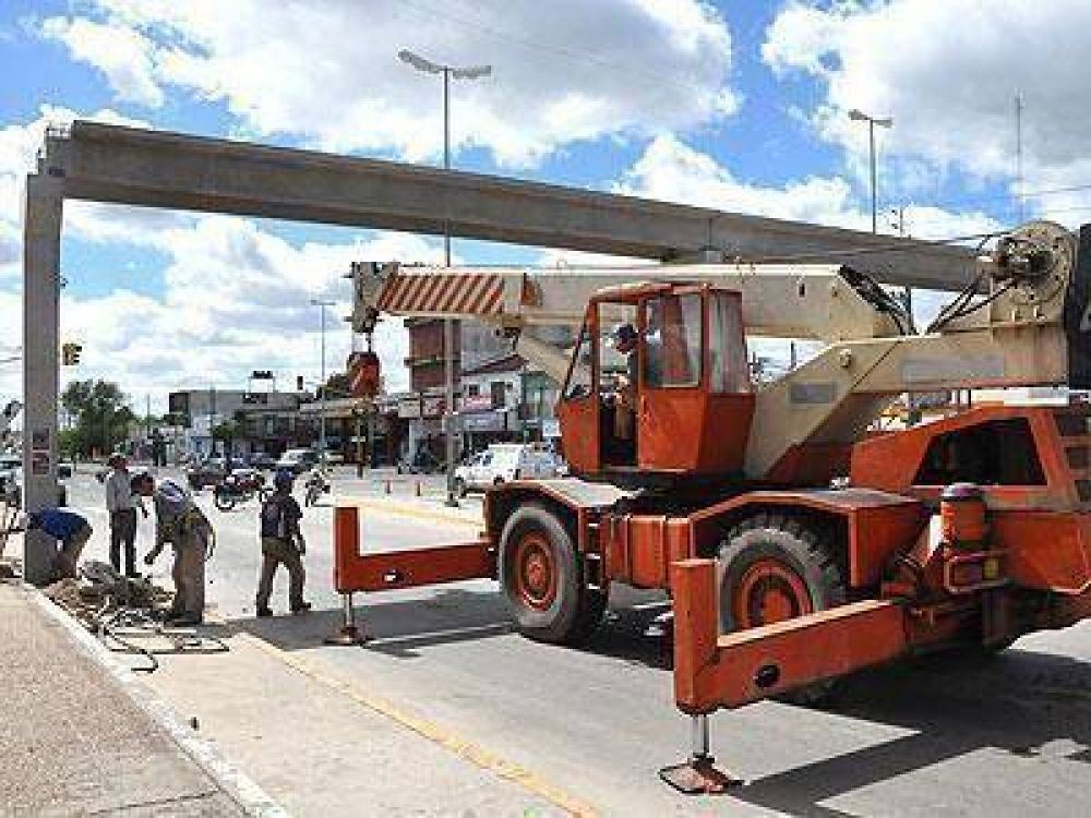 ECHEVERRIA: Construyen un puente peatonal en El Jag�el