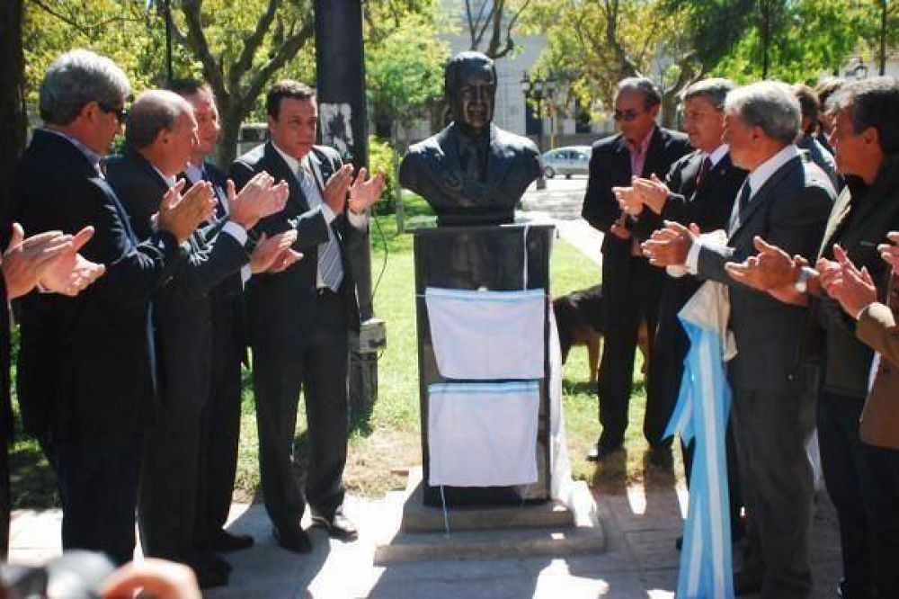 El Busto de Ra�l Alfons�n ya tiene su lugar en Plaza Mitre