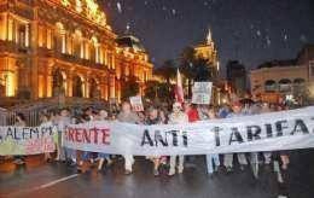 En la plaza Independencia ratificaron el rechazo a los incrementos en la luz
