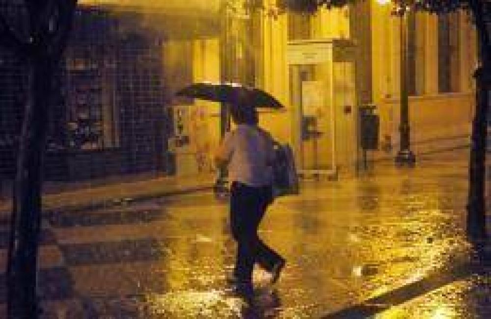 La tormenta derrib� �rboles y dej� calles anegadas