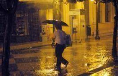 La tormenta derrib� �rboles y dej� calles anegadas