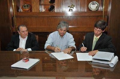 Firmaron el contrato para la obra de riego en Casa de Piedra