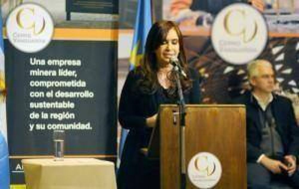 El cura P�rroco Luis Bicego le reclam� por carta a la presidenta Cristina Fern�ndez en su visita a Cerro Vanguardia