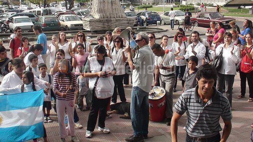 Agmer, padres y alumnos exigen respuestas por escuela �abandonada�	